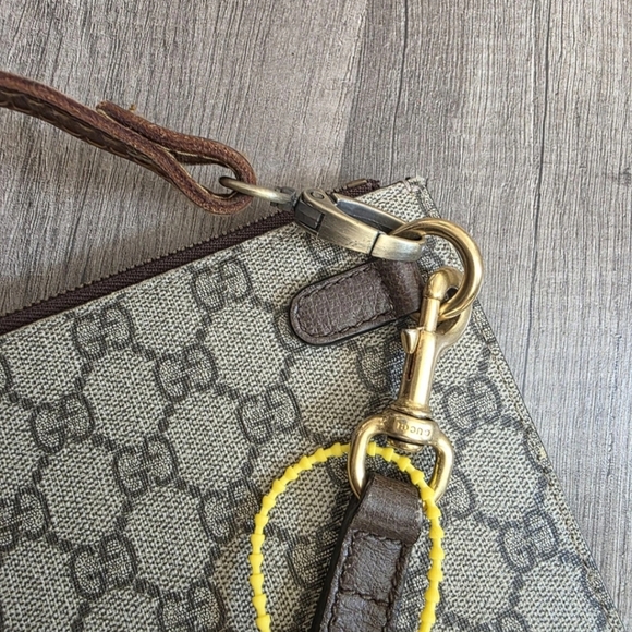 Authentic GUCCI Vintage Y2K Bee Pochette GG Supreme Wristlet Large Monogram Bag - Picture 11 of 15